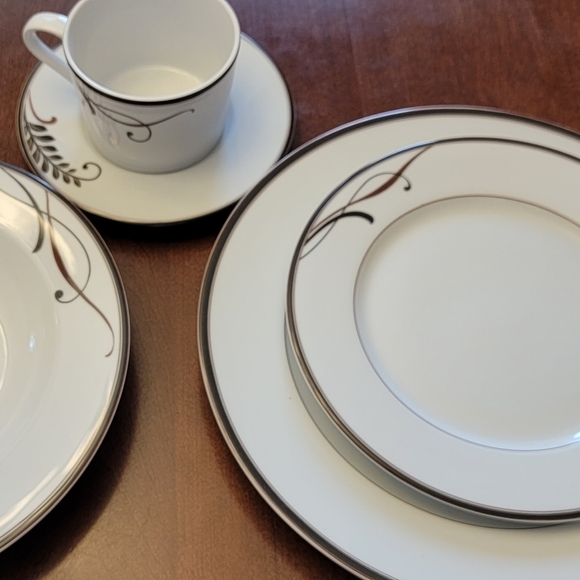 Mikasa Porcelain dinnerware - Picture 1 of 3